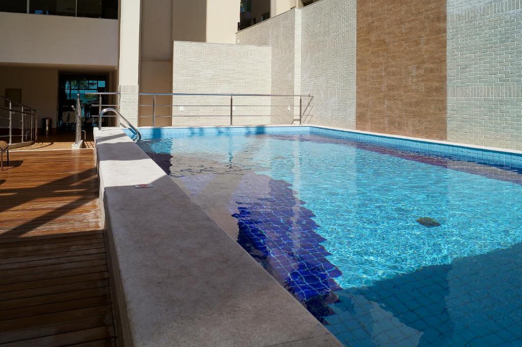 维多利亚Alameda Vitória Hotel的大楼内的一个蓝色海水游泳池