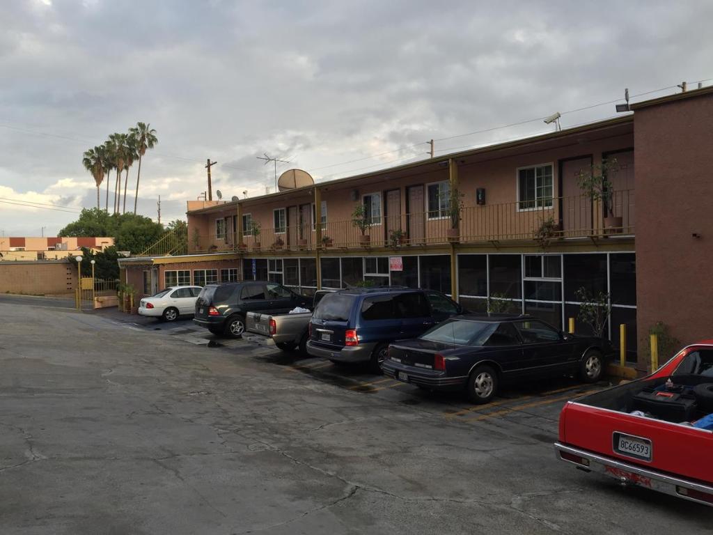洛杉矶高地公园汽车旅馆的停车场,停车场停在大楼前