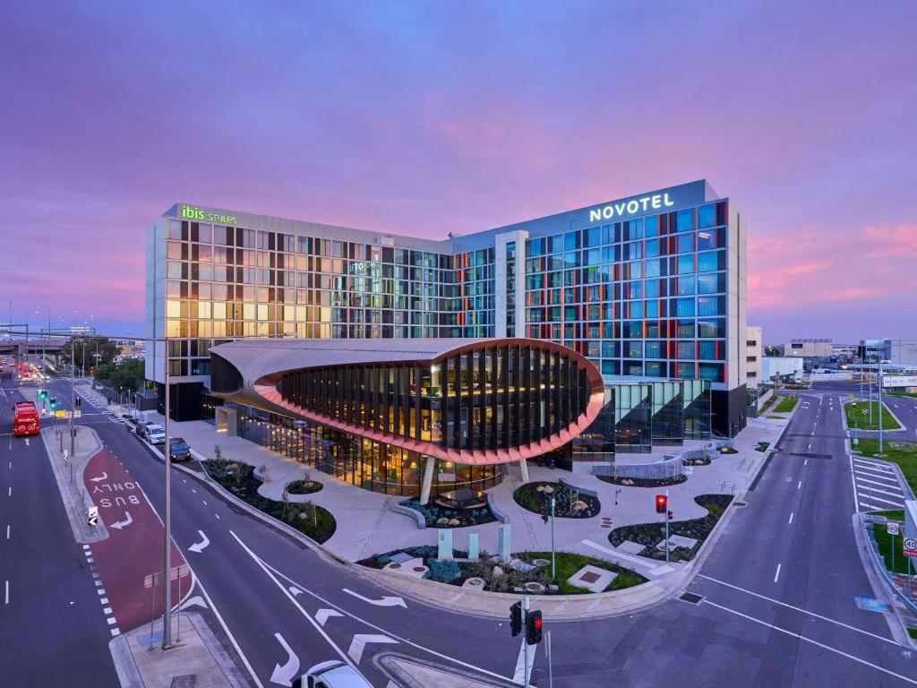 墨尔本Novotel Melbourne Airport的前面有一条高速公路的酒店景色