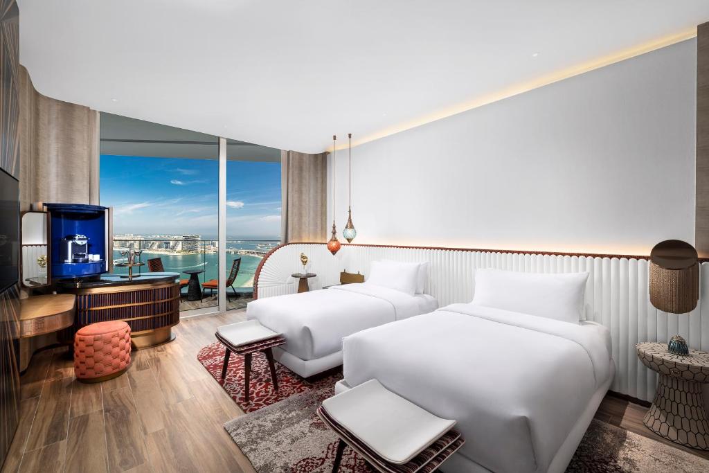 迪拜W Dubai - Mina Seyahi的有两张床和一台电视的酒店房间