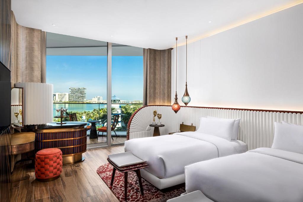 迪拜W Dubai - Mina Seyahi的有两张床和一个阳台的酒店房间