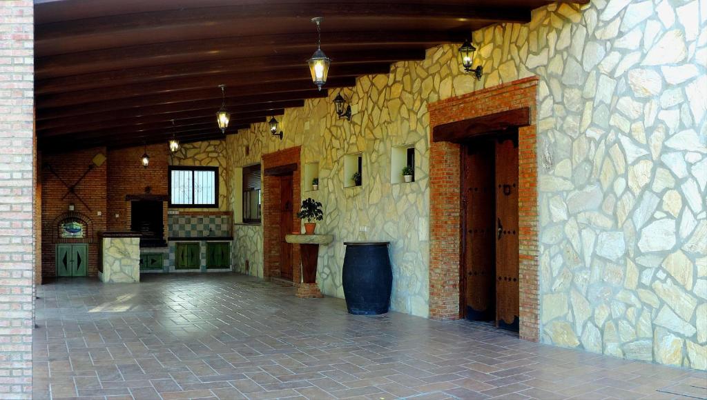 普拉多德尔雷Casa Rural Las Provincias的大房间设有石墙和走廊