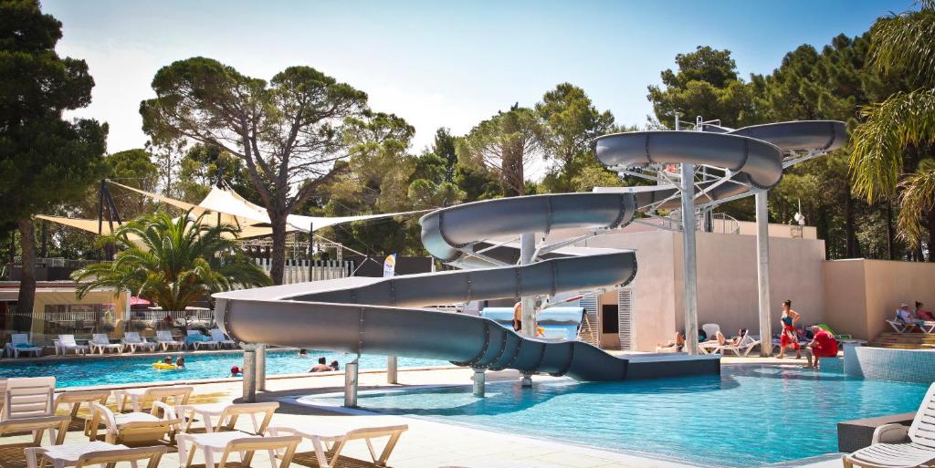 滨海阿热莱斯雷平塔克松露营酒店的度假村内带水滑梯的游泳池