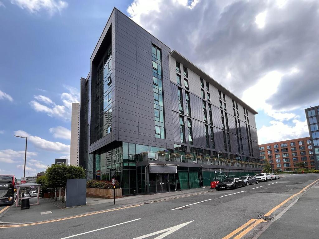 伯明翰B&B HOTEL Birmingham Centre的街道边的大建筑