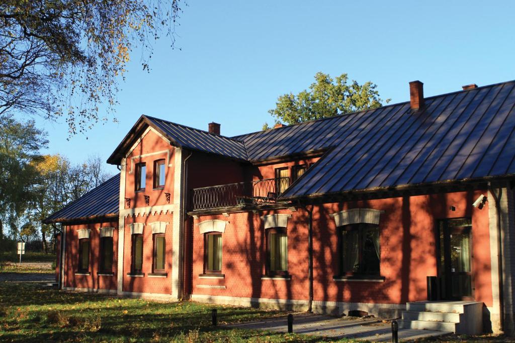 BubiaiGrafo Zubovo Hotel & SPA的黑色屋顶的古老红砖房子