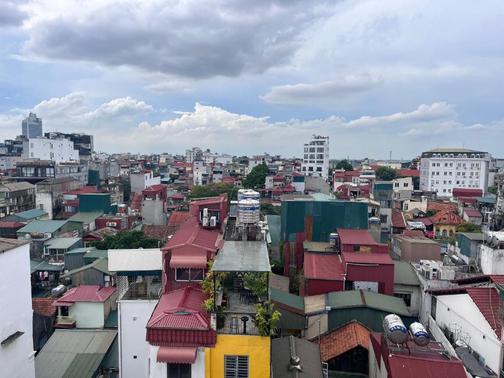 河内The Cosy Inn Hanoi的享有城市景观和建筑