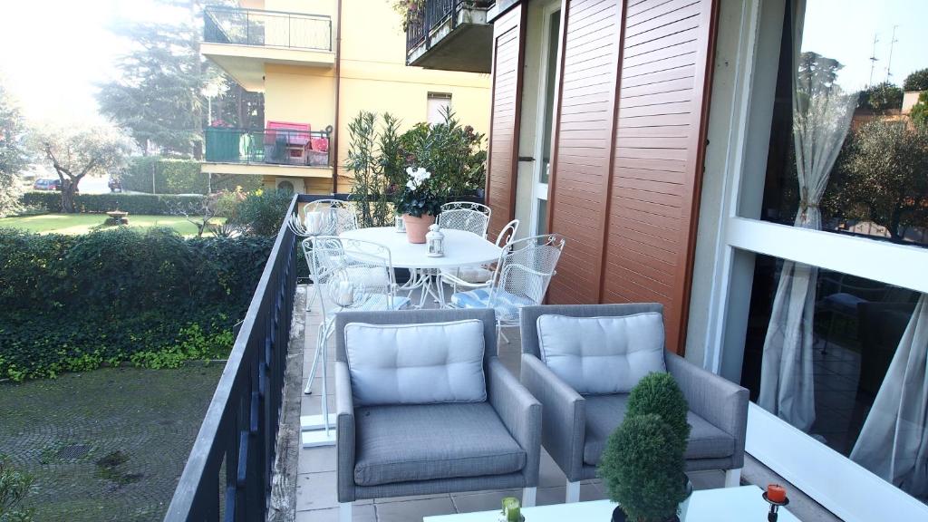 代森扎诺-德尔加达Provenzale的阳台配有桌椅。