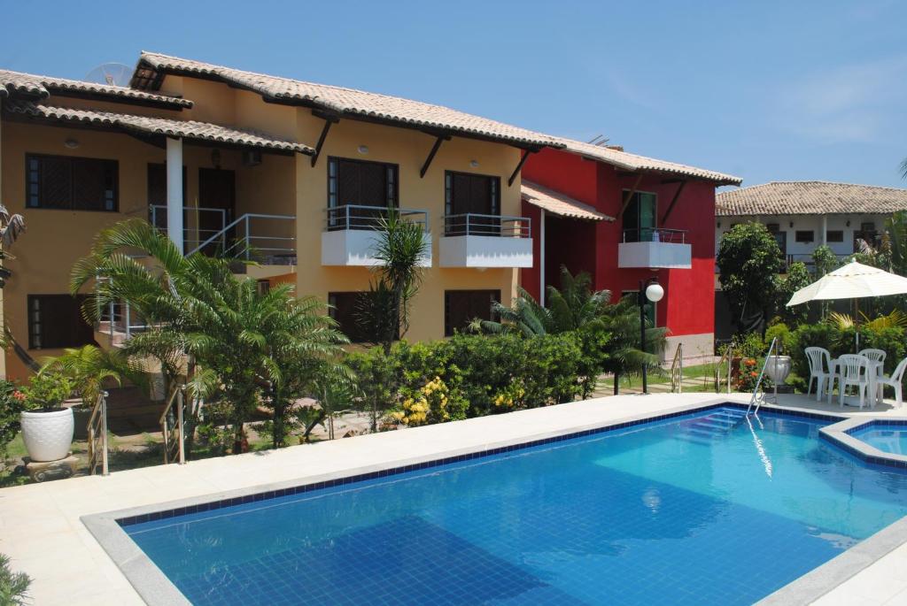 塞古罗港Residence Vila Europa的一座别墅,在一座建筑前设有一个游泳池
