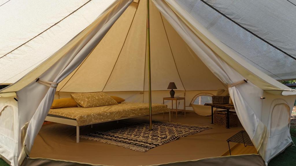 Sicignano degli AlburniGlamping Di Palma的帐篷,房间中间设有一张床