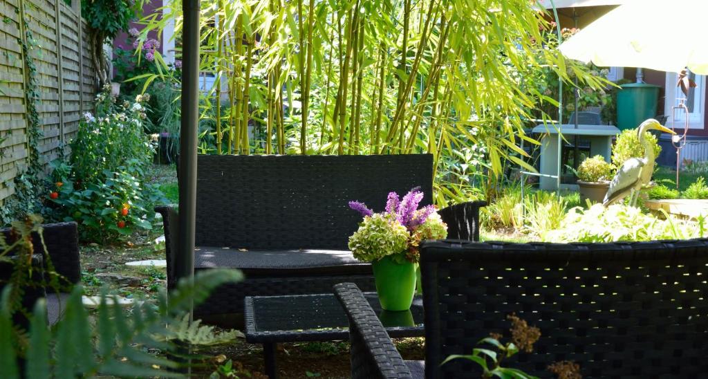 贝尔福沃邦酒店的花园内带两把椅子和鲜花的庭院