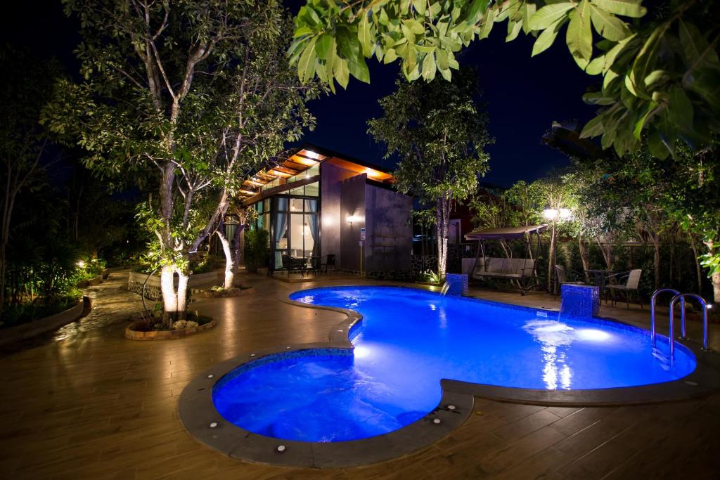 素可泰福列斯托素可泰旅馆的夜间在度假村的游泳池