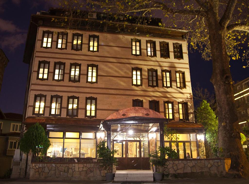 伯萨卡迪肯纳吉温泉酒店的一座大建筑,晚上有灯