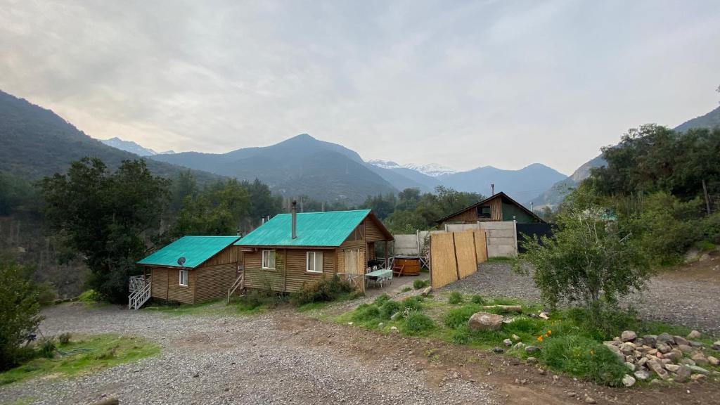 GuayacánCabañas con bajada al río的一组背景为山脉的建筑