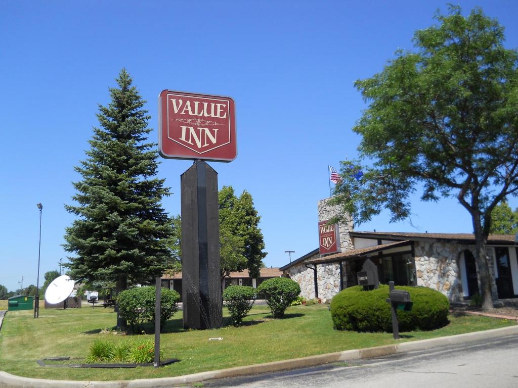 橡树溪Value Inn Motel - Milwaukee Airport South的建筑前的山谷旅馆标志