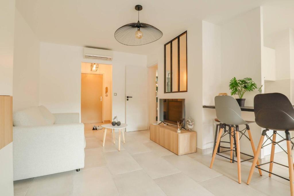 芒通&quot;Le Méditerranée&quot; Plein centre, Terrasse, Rénové的带沙发和电视的客厅