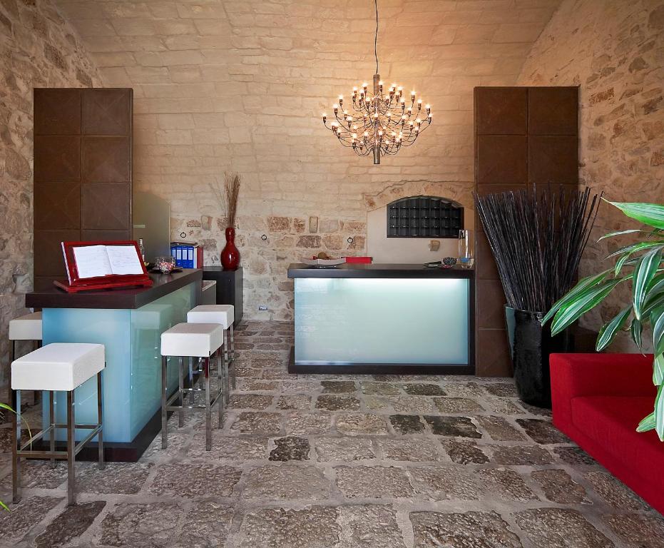 栋纳富加塔卡萨托里斯特拉乡村民宿的一间酒吧,里面设有柜台和凳子