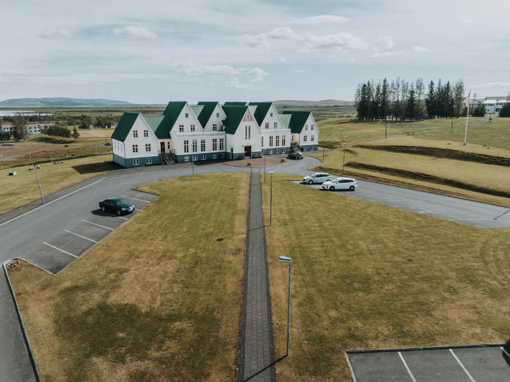 劳加尔瓦特恩Héradsskólinn Historic Guesthouse的白色房屋的空中景观