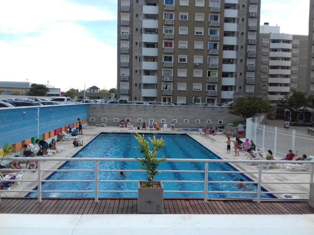 科尔多瓦Temporario en Villa Sol的建筑物屋顶上的游泳池