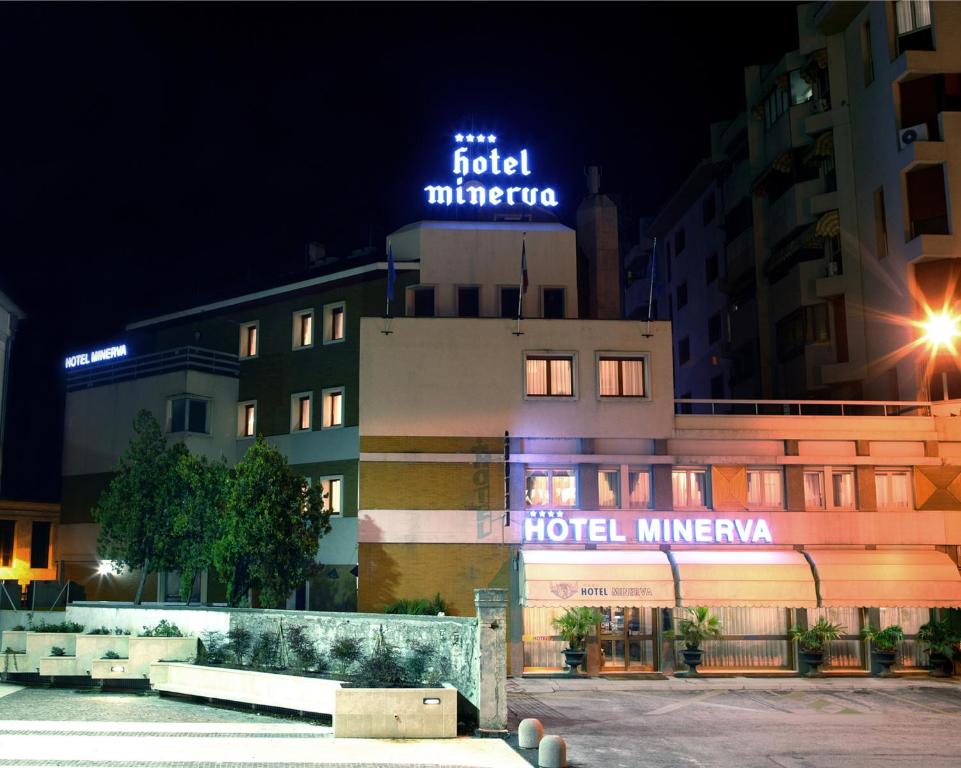 波代诺内米内尔瓦酒店的一家晚上在上面标有标志的酒店