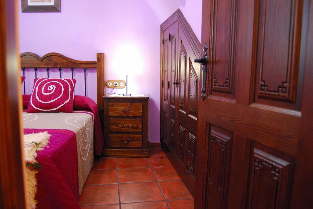 布维翁Casa El Rincón del Ángel的卧室配有一张床,门边设有梳妆台