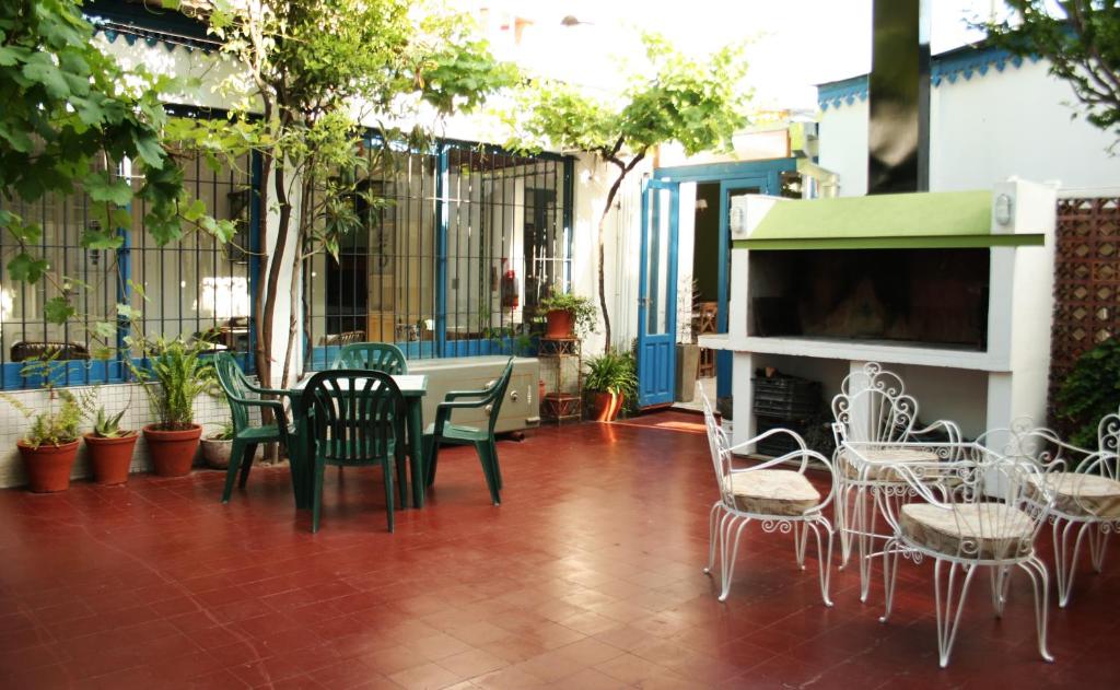 圣拉斐尔Antonieta Hostel的庭院配有桌椅和壁炉。