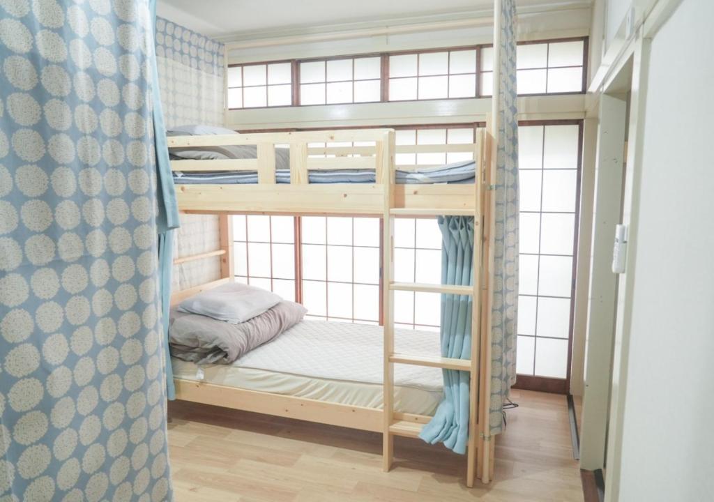 水户Kairakuen Guesthouse - Vacation STAY 26929v的客房内的两张双层床