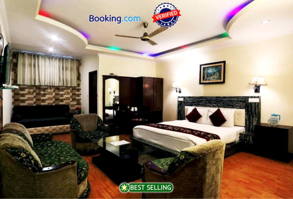 奈尼塔尔Goroomgo Moon Nainital Near Naini Lake - Parking & Lift Facilities -Hygiene and Spacious Room - Best Seller的酒店客房,配有床和沙发