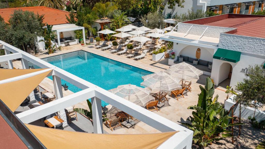 厄吕代尼兹Ölüdeniz Blu Luxury Unique Hotel - Adults-Only的享有带桌椅的游泳池的顶部景致