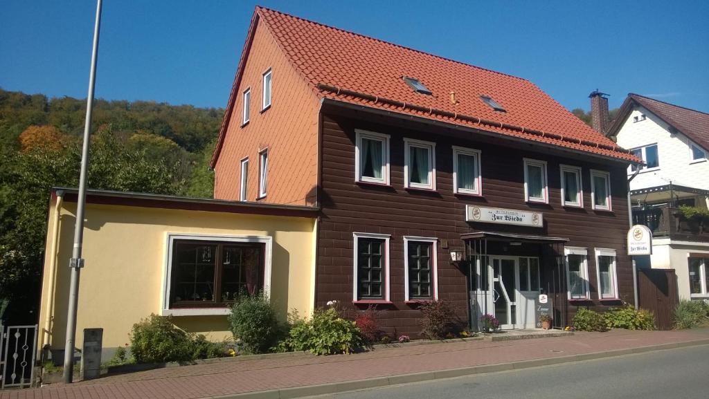 韦耶达Wiedaer Hütte的街道边的棕色和白色建筑