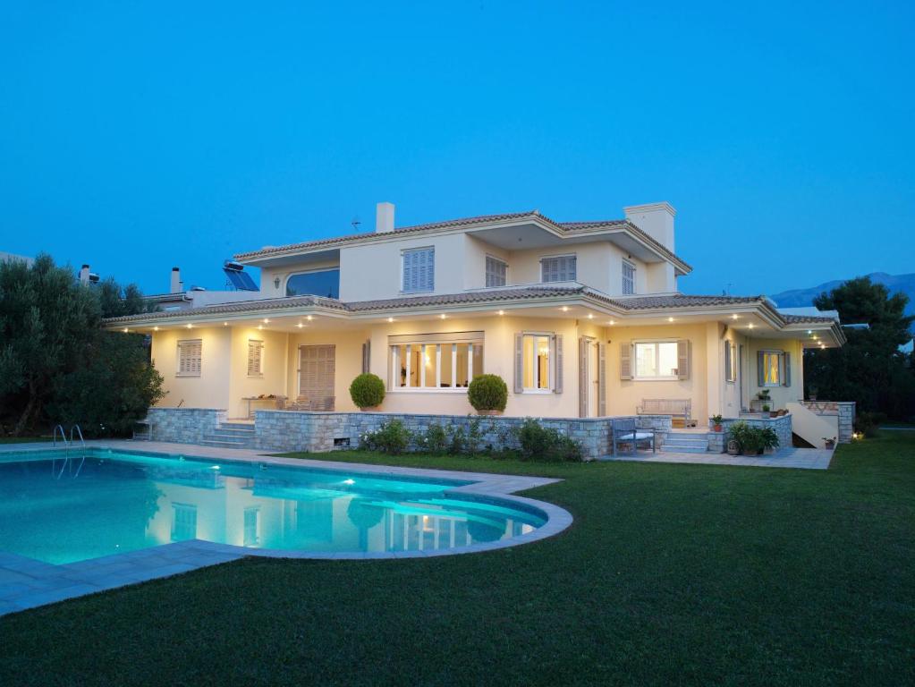 里奥DH Epavlis的一座大房子,在庭院里设有一个游泳池