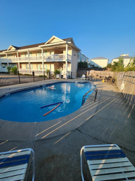 Condo in Gulf Shores King Suite内部或周边的泳池