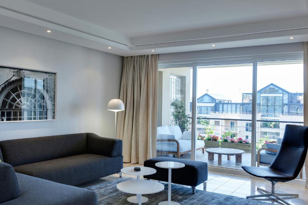 开普敦401公寓 的客厅配有沙发和桌子