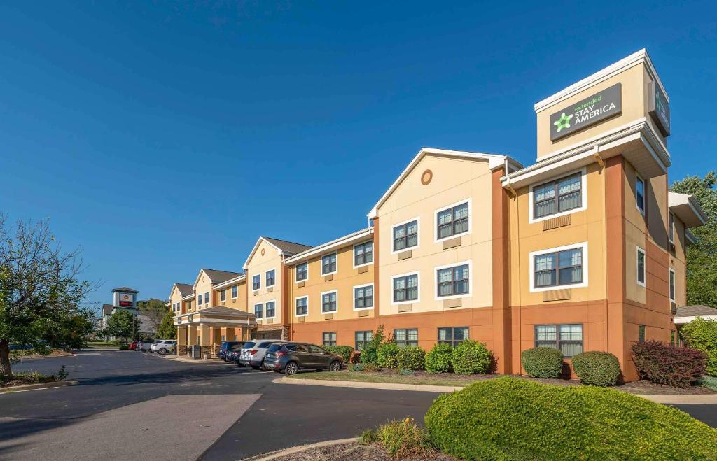 奥法伦Extended Stay America Select Suites - St Louis - O' Fallon, IL的一座标有酒店标志的建筑