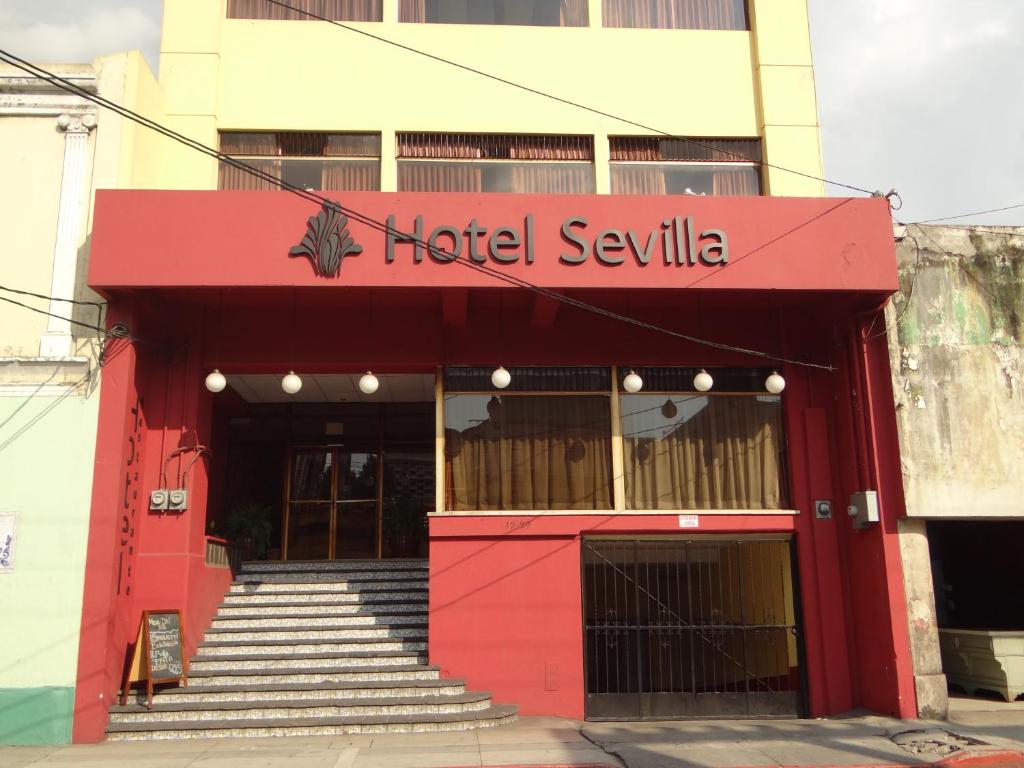 危地马拉塞维利亚酒店的红色的建筑,有红色的门和楼梯