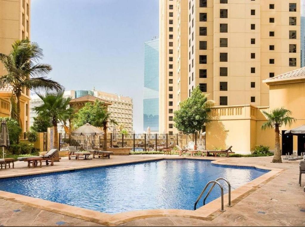 Ora Place JBR内部或周边的泳池