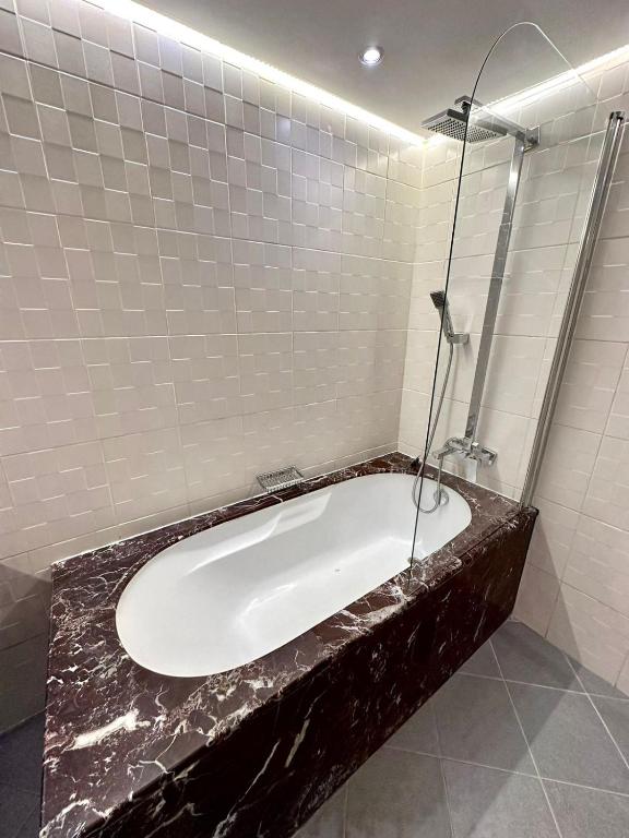 Ora Place JBR的一间浴室
