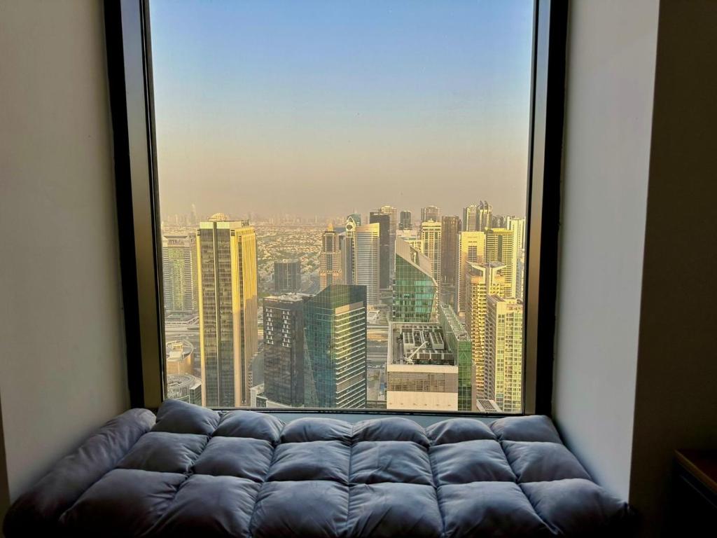 迪拜Ora Place JBR的享有城市美景的大窗户