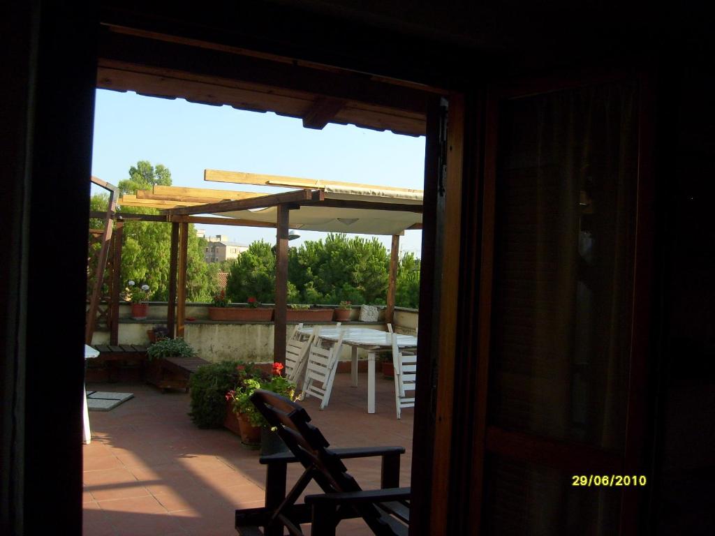 奇维塔韦基亚帕可2号住宿加早餐旅馆的享有带桌椅的庭院的景色。