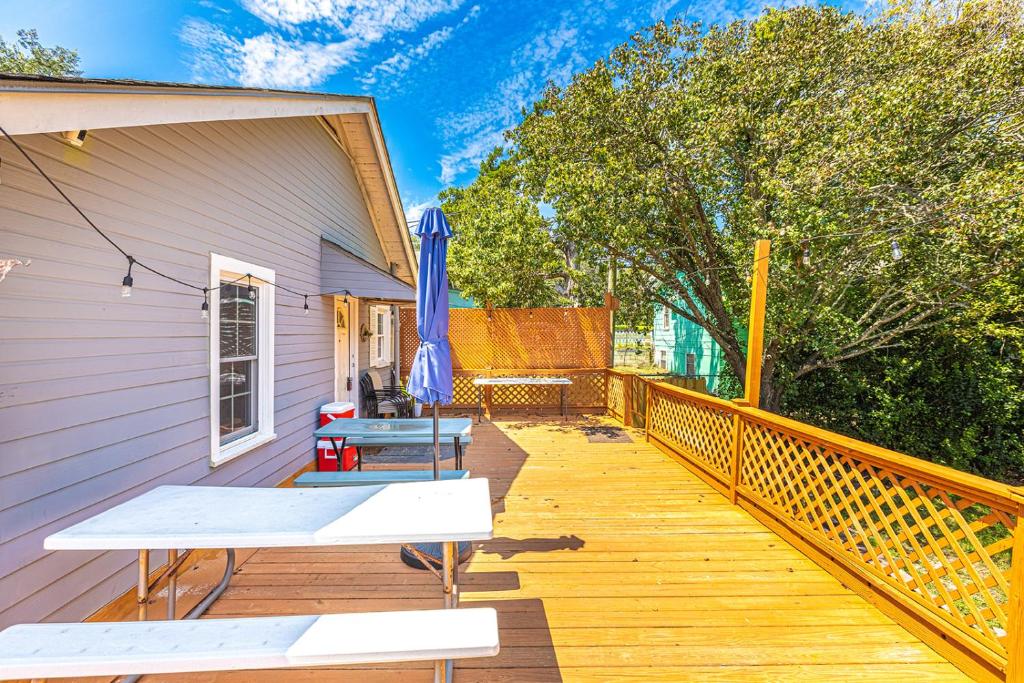 Gorgeous Centrally Located Ocean View 2 King, Huge Private Yard &amp; Deck, Firepit, BBQ, &amp; Game Tables的阳台或露台