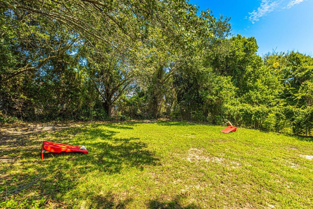 Gorgeous Centrally Located Ocean View 2 King, Huge Private Yard &amp; Deck, Firepit, BBQ, &amp; Game Tables外面的花园