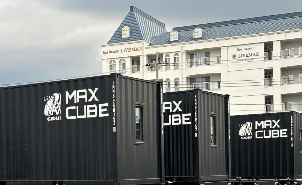 真冈MAX CUBE Mooka的建筑物前一排集装箱