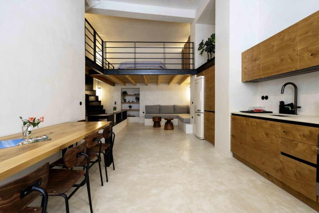 安德罗斯Sommaripa Loft in Andros old town的一个带长柜台和椅子的厨房