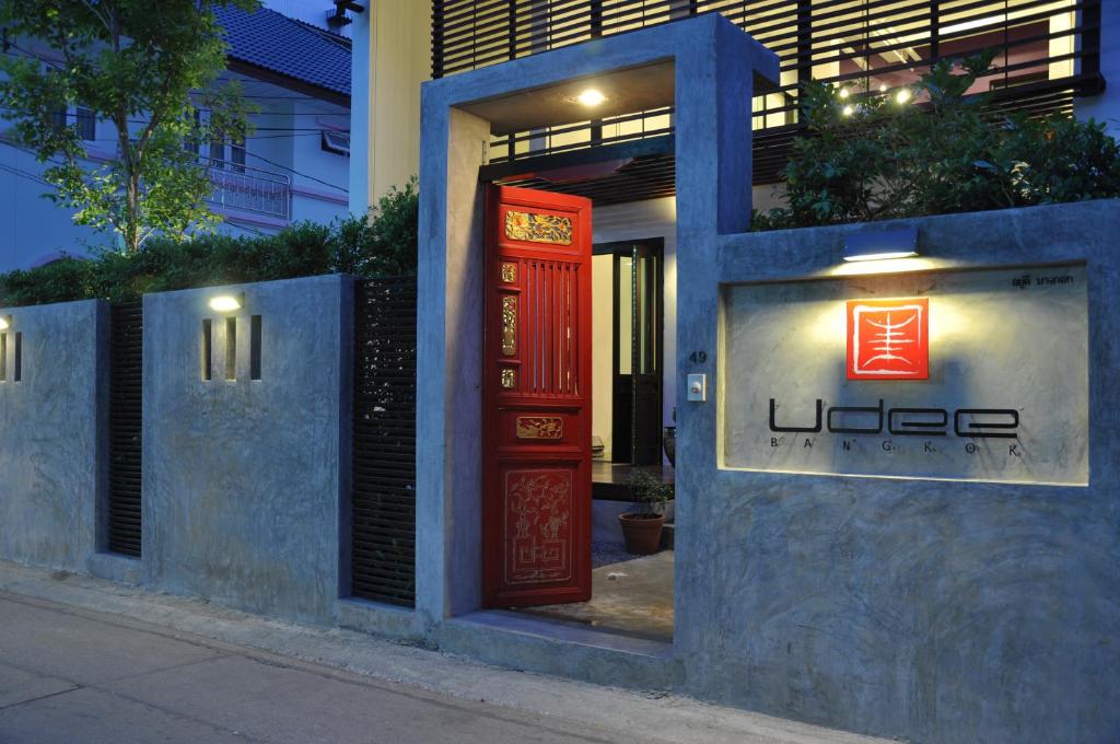 曼谷优迪曼谷旅舍的大楼一侧的红色门