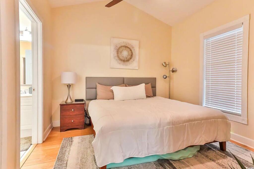 Beautiful 1500 s f 3 Bd - 2 Ba condo overlooking stream and golf course客房内的一张或多张床位