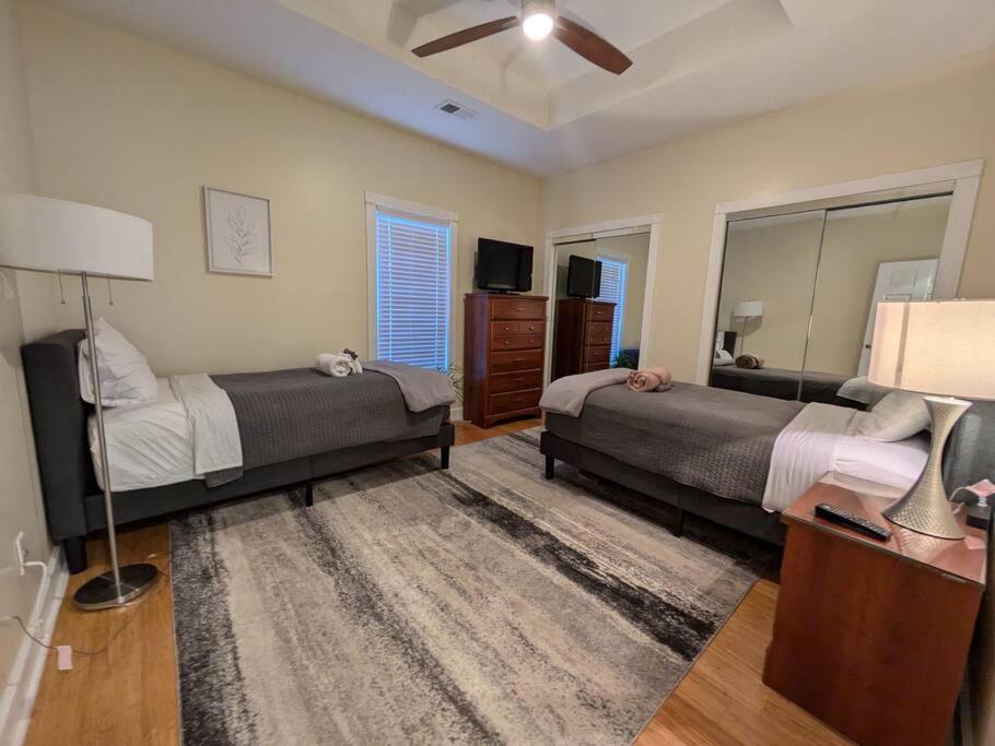 Beautiful 1500 s f 3 Bd - 2 Ba condo overlooking stream and golf course客房内的一张或多张床位