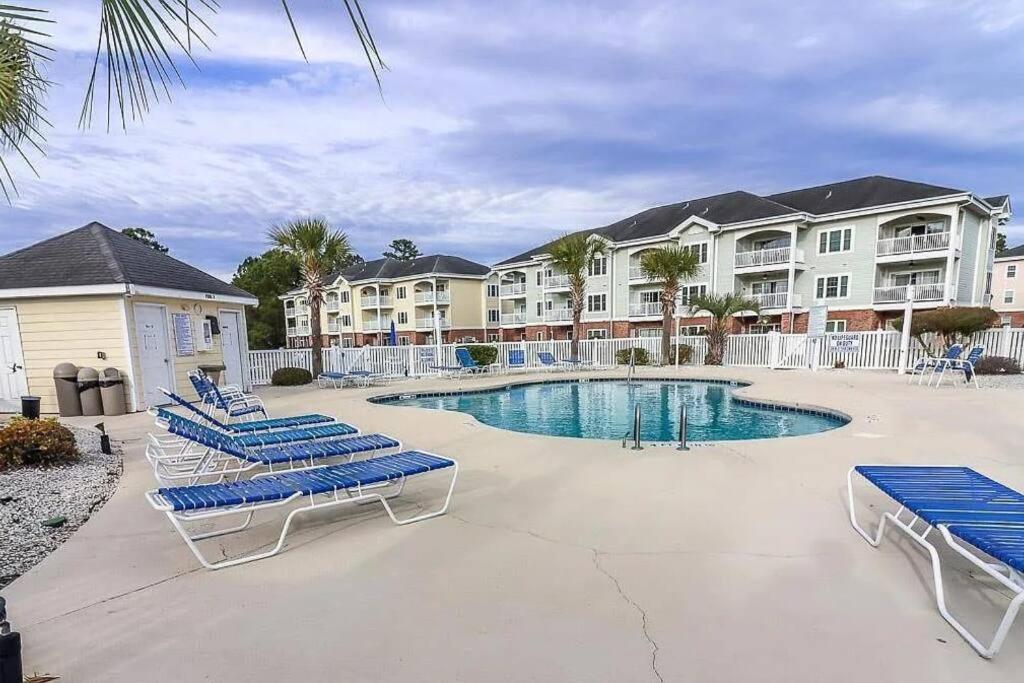 Beautiful 1500 s f 3 Bd - 2 Ba condo overlooking stream and golf course内部或周边的泳池