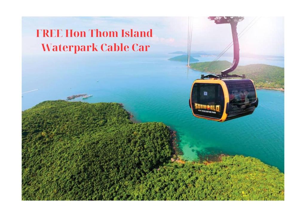 富国Labe Hotel Phú Quốc - FREE Hon Thom Island Waterpark Cable Car的登山旁的空中空中缆车