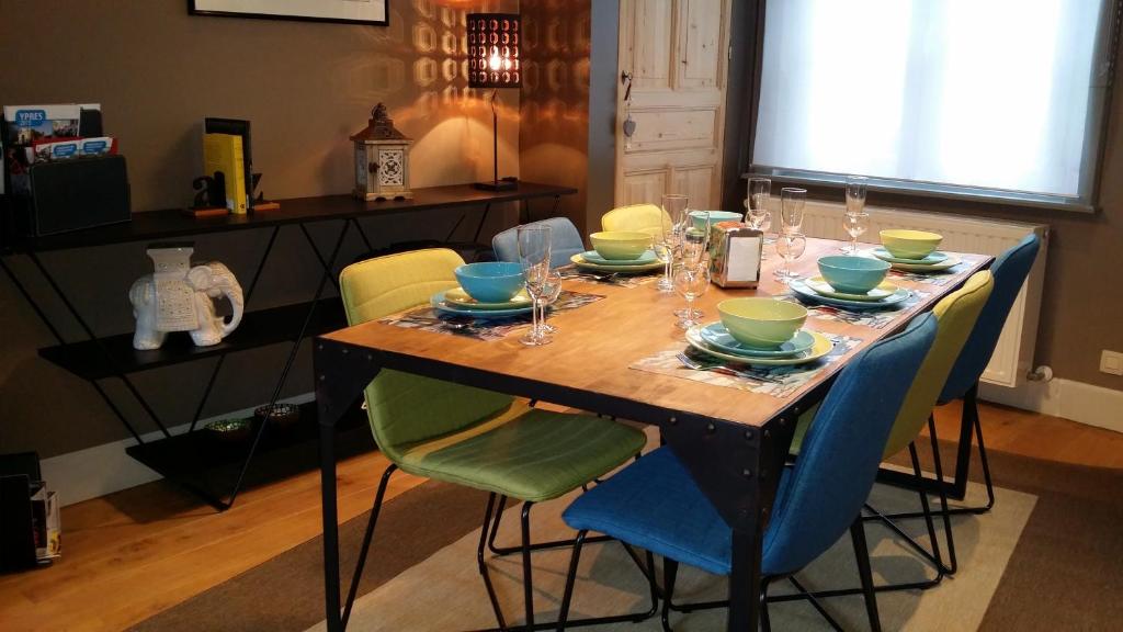 伊普尔Ypres Ramparts House的餐桌,餐桌椅,盘子和玻璃杯