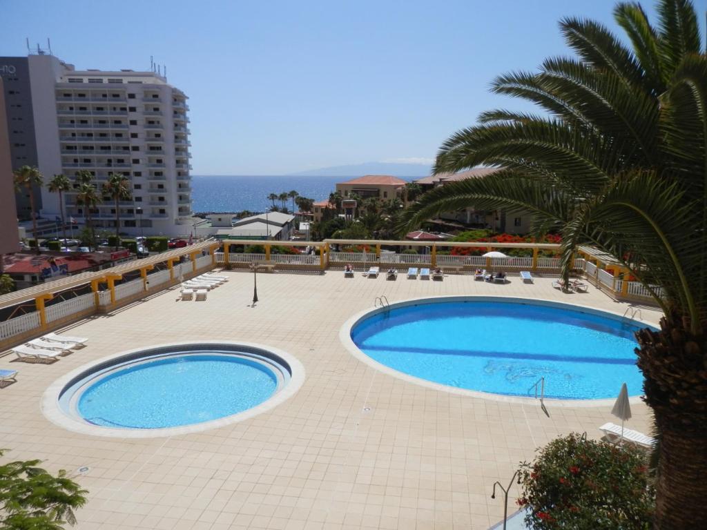 阿德耶科帕卡巴纳公寓的两个游泳池位于度假村的阳台上