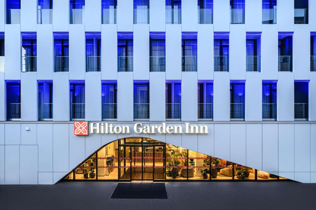 德布勒森Hilton Garden Inn Debrecen City Center的一座建筑,设有通往hilton花园的入口